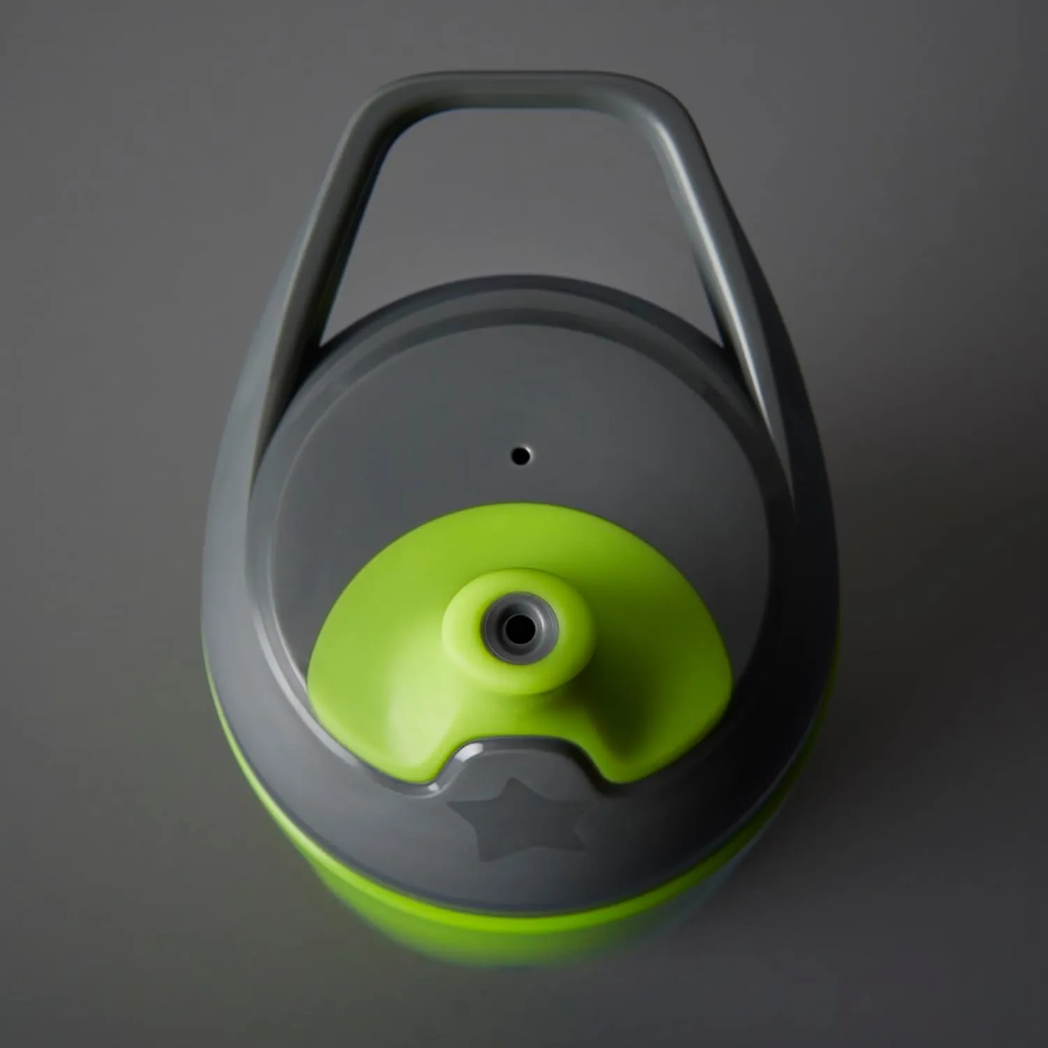 Tommee Tippee Insulated Sportee Bottle, for 12m , 9oz, Pack of 2 Non-Spill Toddler Water Bottles, Green and Teal, with Two-Piece Valve to Help Stop Spills, Bite-Resistant Spout and Easy-Hold Handle