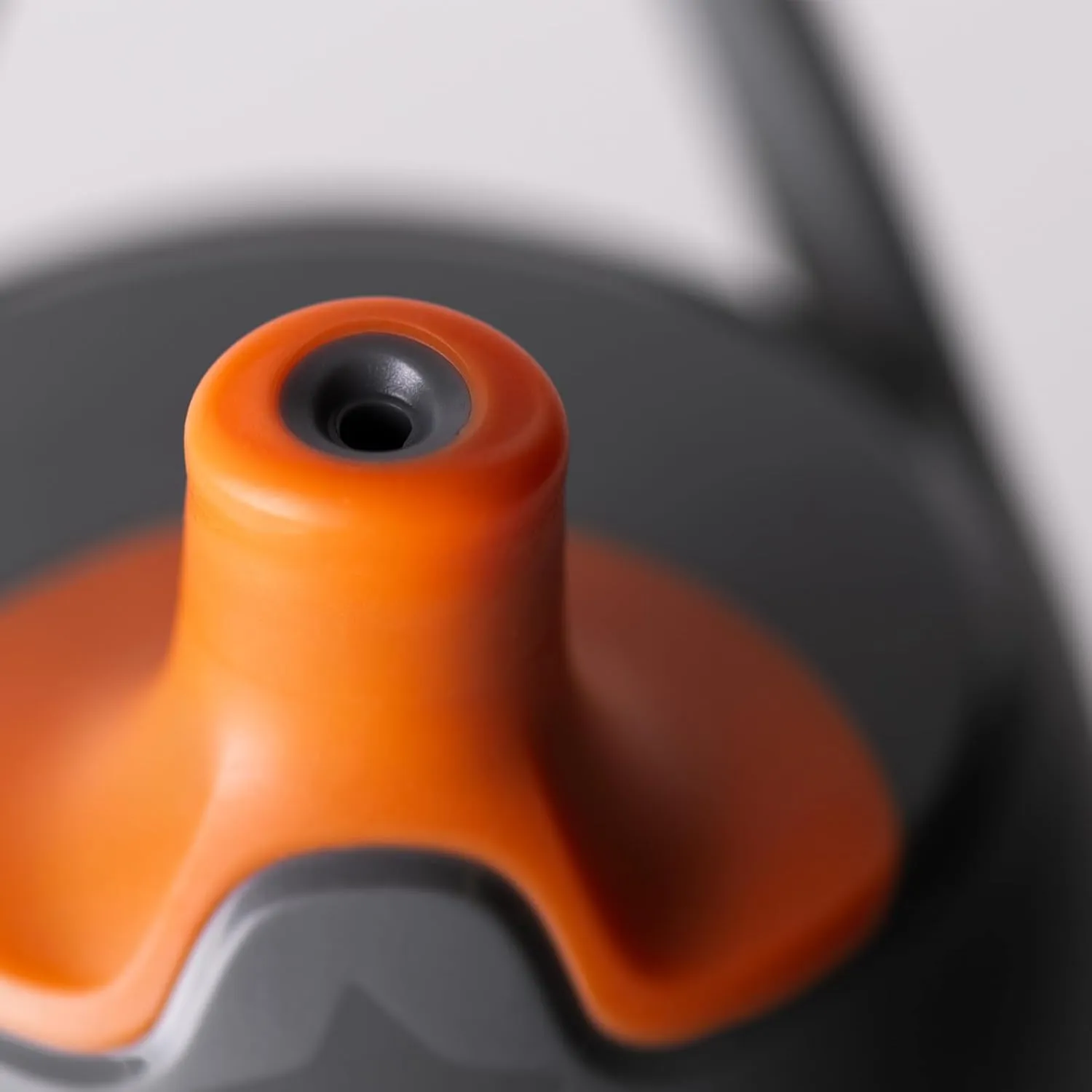 Tommee Tippee Insulated Sportee Bottle, for 12m , 9oz, Pack of 2 Non-Spill Toddler Water Bottles, Orange and Blue, with Two-Piece Valve to Help Stop Spills, Bite-Resistant Spout and Easy-Hold Handle