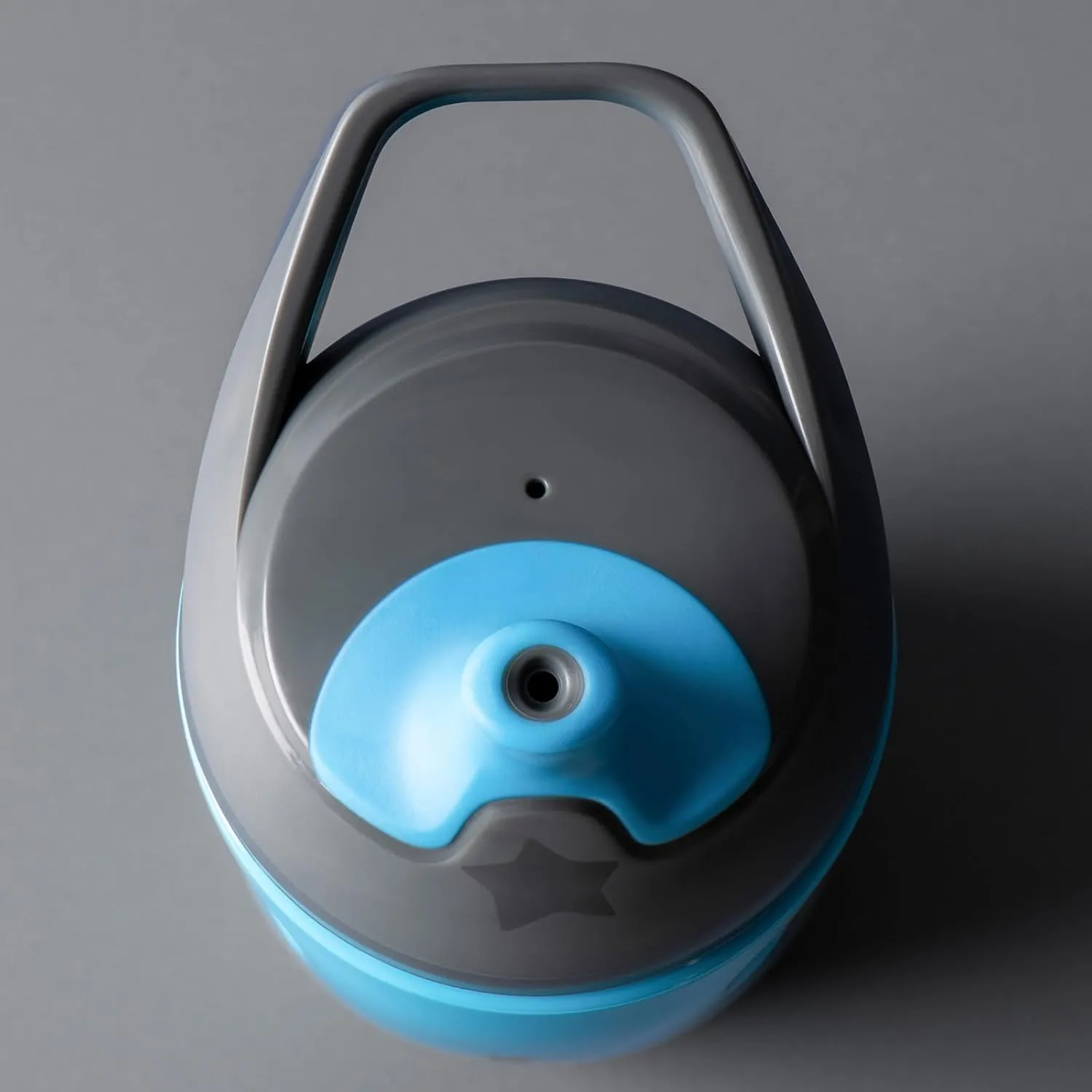 Tommee Tippee Insulated Sportee Bottle, for 12m , 9oz, Pack of 2 Non-Spill Toddler Water Bottles, Orange and Blue, with Two-Piece Valve to Help Stop Spills, Bite-Resistant Spout and Easy-Hold Handle